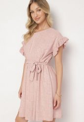 Ciemnoróżowa Sukienka Ozdobiona Falbankami i Paskiem Izulira. Czerwone sukienki damskie Born2be, uniwersalny, bez wzorów, eleganckie, bez kołnierzyka, bez ramiączek, mini. W wyprzedaży za 79.99 zł.