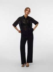 Vero Moda Bluzka w kolorze czarnym rozmiar: M. Czarne bluzki damskie Vero Moda, m, bez wzorów, z koronki, bez kołnierzyka, bez ramiączek. Za 102.89 zł.