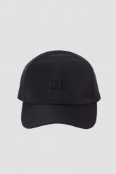 C.P. COMPANY Czarna męska czapka z daszkiem oraz goglami. Czarne czapki męskie C.P. Company, bez wzorów. W wyprzedaży za 449.99 zł.