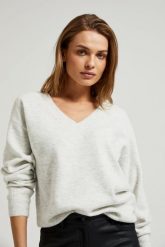 Sweter z dekoltem w serek o prostym kroju biały. Białe swetry klasyczne damskie MOODO, l, z elastanu, bez kołnierzyka. W wyprzedaży za 59.99 zł.