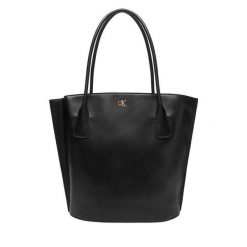 Torebka Calvin Klein. Czarne torebki klasyczne damskie CALVIN KLEIN, bez wzorów, bez dodatków. Za 499.99 zł.