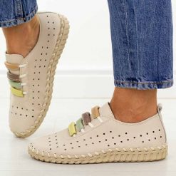 Beżowe ażurowe skórzane półbuty damskie Filippo Dp7693/26. Brązowe półbuty damskie Filippo, w ażurowe wzory, z jeansu, casualowe, z okrągłym noskiem, bez obcasa. Za 219.00 zł.