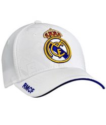 Czapka z daszkiem Real Madryt - oficjalna licencjonowana. Białe czapki męskie Real Madrid, bez wzorów, z materiału. Za 99.00 zł.
