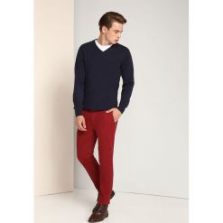SWETER DŁUGI RĘKAW MĘSKI. Niebieskie swetry męskie TOP SECRET, na zimę, m, bez wzorów, z bawełny, bez kołnierzyka. W wyprzedaży za 39.99 zł.