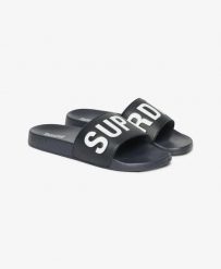 Superdry Core Pool Sliders - Klapki z wyściełanym paskiem – Deep Navy/Optic. Niebieskie klapki damskie Superdry., bez wzorów, bez obcasa. Za 156.85 zł.