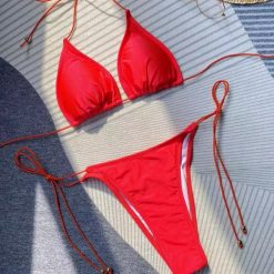 Bikini trójkątne z regulowanymi wiązaniami na plażę Dinny. Czerwone bikini damskie Intica, bez wzorów. Za 149.00 zł.