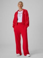4F Spodnie kibica z szerokimi nogawkami damskie - czerwone M. Czerwone spodnie dresowe damskie 4f, l, bez wzorów, z dresówki. Za 159.99 zł.