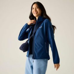 Damska wiatroodporna kurtka typu softshell z kapturem Bourda. Niebieskie kurtki softshell damskie Regatta, bez wzorów, z materiału, z kapturem. W wyprzedaży za 279.99 zł.