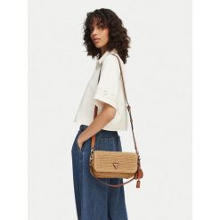 Torebka Guess. Brązowe listonoszki damskie Guess, z aplikacjami, bez dodatków. Za 589.99 zł.