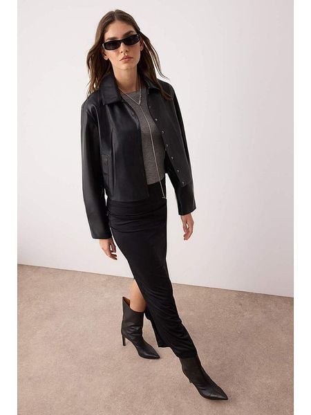 Trendyol Kurtka w kolorze czarnym ze skóry syntetycznej rozmiar: M. Czarne kurtki damskie Trendyol, m, bez wzorów, ze skóry, bez kaptura. Za 213.69 zł.