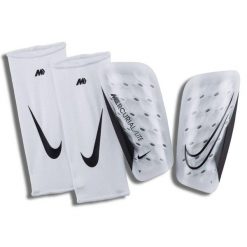 Ochraniacze piłkarskie Nike Mercurial Lite nagolenniki + skarpety kompresyjne. Białe skarpetki męskie Nike, bez wzorów. Za 139.99 zł.