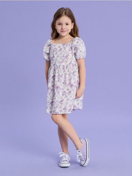 Sukienka z bufiastymi rękawkami w motyw kwiatowy - wielobarwny. Sukienki dziewczęce Sinsay, bez wzorów, bez ramiączek. Za 39.99 zł.