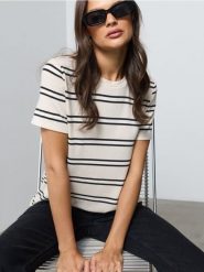 Koszulka w paski z domieszką wiskozy - Inny. T-shirty damskie Sinsay, l, bez wzorów, z wiskozy, bez kołnierzyka. Za 25.99 zł.