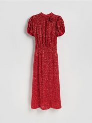 Cekinowa sukienka z bufiastymi rękawami - czerwony. Czerwone sukienki damskie Reserved, l, bez wzorów, z dzianiny, bez kołnierzyka, bez ramiączek, midi, dopasowane. Za 499.99 zł.