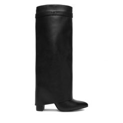 Kozaki DeeZee. Czarne kozaki damskie DeeZee, bez obcasa, na słupku. Za 249.99 zł.
