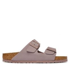 Klapki Birkenstock. Fioletowe klapki damskie Birkenstock, bez wzorów, bez obcasa. Za 449.99 zł.