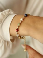 Pierres delicates Pozłacana bransoletka z kamieniami szlachetnymi i perłami rozmiar: onesize. Białe bransoletki damskie Pierres delicates, pozłacane. Za 104.14 zł.