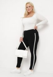 Czarne Dopasowane Jeansy z Regularnym Stanem i Lampasami Nelipha. Czarne jeansy damskie Born2be, plus size. Za 49.99 zł.