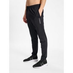 Spodnie do biegania Hummel TE Strength. Czarne szorty męskie HUMMEL, bez wzorów, z dresówki. Za 169.95 zł.
