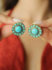 Pierres de Jade Pozłacane kolczyki-wkrętki z turkusami rozmiar: onesize. Żółte kolczyki damskie Pierres de Jade, z turkusem, pozłacane. Za 39.99 zł.