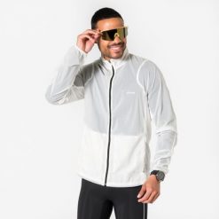 Kurtka do biegania wiatrówka męska Kiprun Run 500. Białe kurtki treningowe męskie KIPRUN, na zimę, l, bez wzorów, z materiału, do biegania. Za 149.99 zł.
