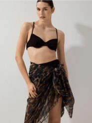 Szal ze zwierzęcym wzorem - brązowy. Brązowe szaliki i kominy damskie Reserved, bez wzorów. W wyprzedaży za 39.99 zł.