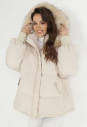 Beżowa Kurtka Oversize z Futrzanym Kapturem Vugovi. Brązowe kurtki damskie Born2be, na zimę, l, z aplikacjami, z futra. Za 299.99 zł.