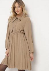 Ciemnobeżowa Plisowana Sukienka z Ozdobnym Wiązaniem i Gumką w Talii Melondria. Brązowe sukienki damskie Born2be, do pracy, na lato, s, bez wzorów, biznesowe, bez kołnierzyka, bez ramiączek, mini. Za 69.99 zł.