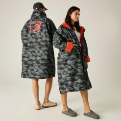 Płaszcz plażowy wodoodporny Changing Robe Regatta. Brązowe płaszcze męskie Regatta, na lato, l, bez wzorów, z materiału. Za 329.99 zł.