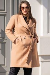 Płaszcz flauszowy trencz na podszewce KLARA z paskiem karmelowy. Płaszcze damskie KARKO, na jesień, plus size, bez wzorów, z elastanu, eleganckie, plus size. Za 258.50 zł.