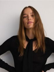 Sweter z wiskozą - czarny. Czarne swetry klasyczne damskie Reserved, l, z dzianiny, bez kołnierzyka. W wyprzedaży za 49.99 zł.