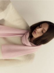 Wełniany szal z kaszmirem - pastelowy róż. Czerwone szaliki i kominy damskie Reserved, bez wzorów, z kaszmiru. W wyprzedaży za 139.99 zł.