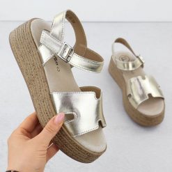 Skórzane sandały damskie na koturnie złote Filippo DS7024. Żółte sandały damskie Filippo, bez wzorów, ze skóry, bez obcasa, na koturnie. Za 155.99 zł.