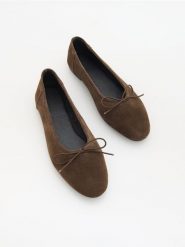 Zamszowe baleriny z kokardkami - brązowy. Brązowe baleriny damskie Reserved, bez wzorów, ze skóry, bez obcasa. Za 169.99 zł.