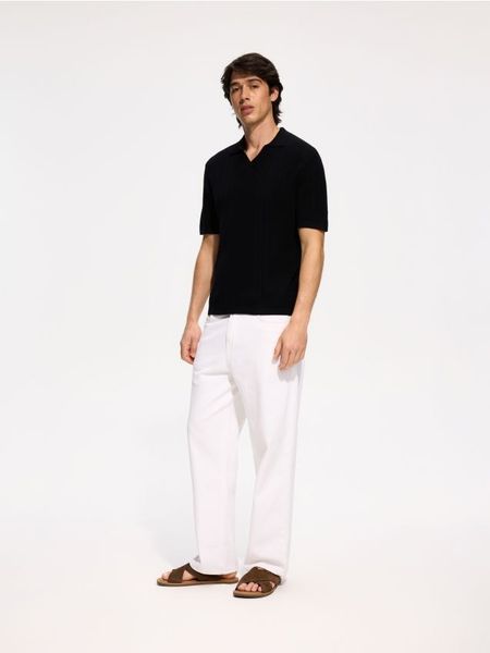 Ażurowy sweter polo - czarny. Czarne swetry męskie Reserved, l, w ażurowe wzory, z bawełny, bez kołnierzyka. Za 129.99 zł.