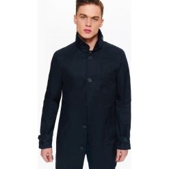 PŁASZCZ MĘSKI WIOSENNY Z WYSOKĄ STÓJKĄ. Niebieskie płaszcze męskie TOP SECRET, na lato, l, bez wzorów, z jeansu, eleganckie. W wyprzedaży za 149.99 zł.