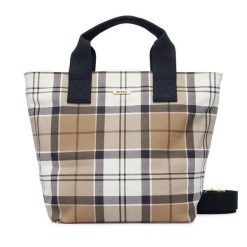 Torebka Barbour. Brązowe torebki klasyczne damskie Barbour, bez wzorów, bez dodatków. Za 439.99 zł.