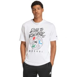Koszulka męska adidas FIFA World Cup Road to NYNJ Graphic. Białe t-shirty sportowe męskie Adidas, m, z bawełny, bez ramiączek, do piłki nożnej. Za 95.99 zł.
