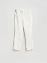 Spodnie z zaznaczonym kantem - biały. Białe spodnie materiałowe damskie Reserved, bez wzorów, z bawełny. Za 159.99 zł.