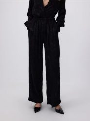 Wzorzyste spodnie z wiskozy - czarny. Czarne spodnie materiałowe damskie Reserved, bez wzorów, z wiskozy. W wyprzedaży za 99.99 zł.