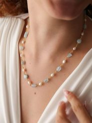 Pierres delicates Pozłacany naszyjnik z elementami ozdobnymi - dł. 43 cm rozmiar: onesize. Białe naszyjniki damskie Pierres delicates, pozłacane. Za 117.45 zł.