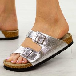 Srebrne skórzane klapki damskie Filippo Dk7062/25. Szare klapki damskie Filippo, bez wzorów, ze skóry, bez obcasa, na płaskiej podeszwie. Za 139.00 zł.