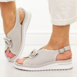 Szare skórzane sandały damskie Jezzi 9759. Szare sandały damskie Jezzi, z aplikacjami, z jeansu, bez obcasa, na platformie. Za 229.00 zł.