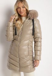 Beżowa Długa Pikowana Kurtka z Odpinanym Futerkiem i Sznurkami Rinnarae. Brązowe kurtki damskie Born2be, l, bez wzorów, z futra, z kapturem. Za 119.99 zł.