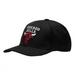 Czapka snapback klasyczna Chicago Bulls. Czarne czapki męskie Mitchell & Ness, bez wzorów, eleganckie. Za 194.00 zł.