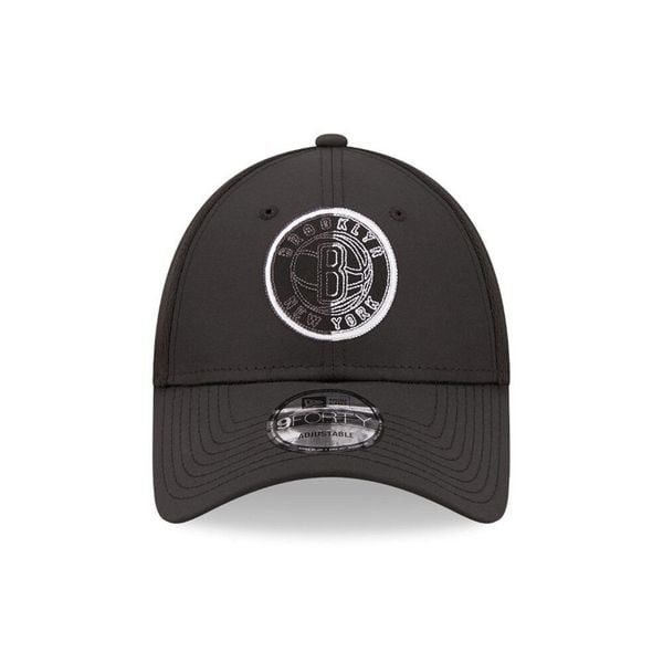 Czapka z daszkiem New Era 9Forty Mesh. Czarne czapki męskie New Era, bez wzorów, z meshu. Za 199.00 zł.