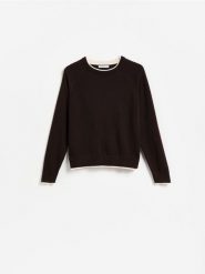 Sweter z kontrastową lamówką - ciemnobrązowy. Brązowe swetry klasyczne damskie Reserved, l, z dzianiny, bez kołnierzyka. Za 99.99 zł.