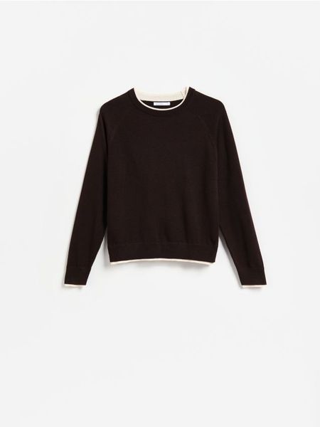 Sweter z kontrastową lamówką - ciemnobrązowy. Brązowe swetry klasyczne damskie Reserved, l, z dzianiny, bez kołnierzyka. Za 99.99 zł.
