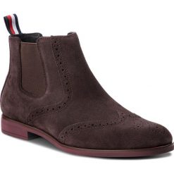 Sztyblety TOMMY HILFIGER - Dressy Casual Suede FM0FM01747 Coffee Bean 212. Brązowe sztyblety męskie Tommy Hilfiger, z materiału, bez zapięcia. W wyprzedaży za 359.00 zł.
