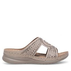 Klapki Clara Barson. Brązowe klapki damskie Clara Barson, bez wzorów, bez obcasa. Za 53.99 zł.